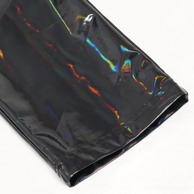 Schwarze Patent-Lederhose Beinabschluss Detailaufnahme – Nahaufnahme des glänzend-irideszenten Saumes und Slim-Fit Silhouette