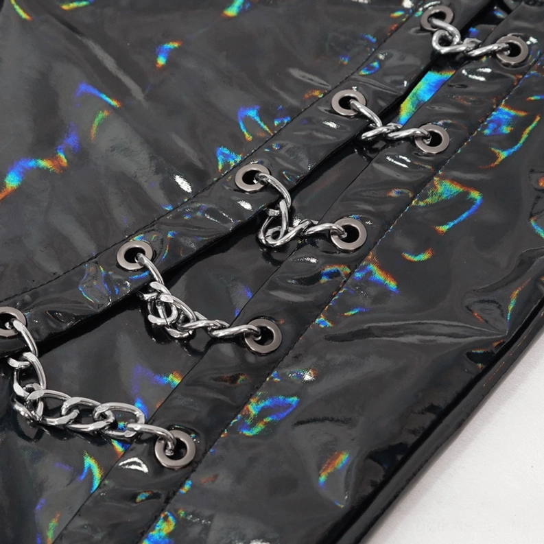 Schwarze Punk-Lederhose Kettenbesatz Detailaufnahme – Silberne Metallketten und kreisförmige Ösen Befestigung auf irideszenter Lederfläche