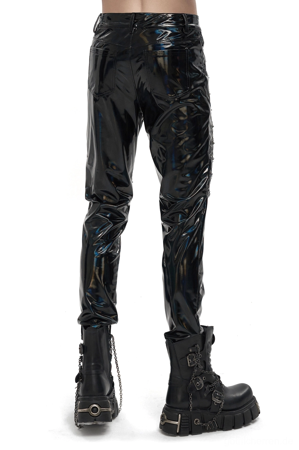 Schwarze irideszente Patent-Lederhose Gothic-Punk-Trousers Rückansicht – Hüft-Kettendekorationen mit massiven Chunky Boots gepaart