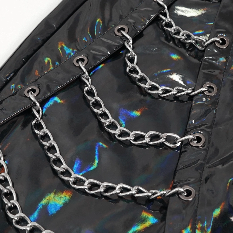 Schwarze Patent-Lederhose Gothic-Ketten Styling-Ansicht auf Model – Punk-Trousers in vollständigem Alternative-Outfit-Kontext