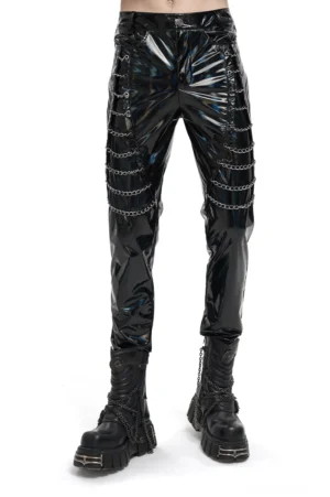 Schwarze Patent-Lederhose mit Gothic-Ketten Vorderansicht auf männlichem Model – Slim-Fit Punk-Trousers mit silbernen Kettendetails und Platform Combat Boots