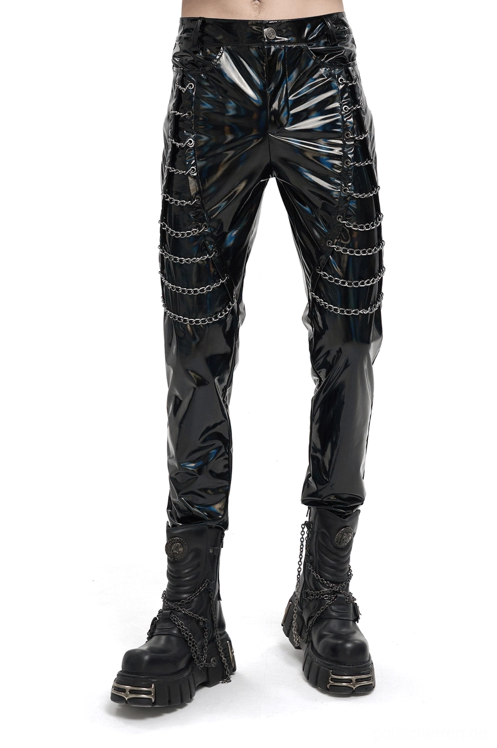 Schwarze Patent-Lederhose mit Gothic-Ketten Vorderansicht auf männlichem Model – Slim-Fit Punk-Trousers mit silbernen Kettendetails und Platform Combat Boots