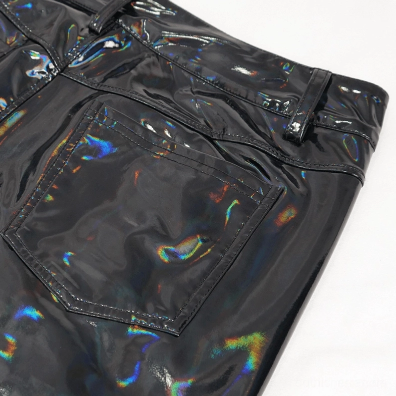 Schwarze Patent-Lederhose Rückentasche Detailaufnahme – Close-up der vernähten Tasche auf glänzendem irideszenten Leder-Material