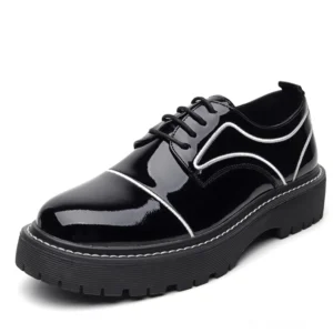 Herren Patent-Leder Oxford Plateauschuhe in Obsidian Schwarz mit weißem kontrastierendem Lug-Profil Vorderansicht drei-viertel Ansicht