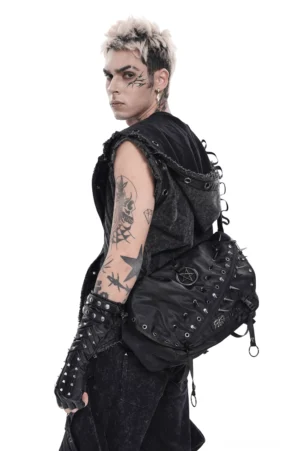 Tätowierter männlicher Modell trägt schwarze Pentagramm-Nieten Gothic-Umhängetasche von hinten, Seitenansicht zeigt Nieten-Details und Gurt-Verstellbarkeit der schwarzen Schultertasche