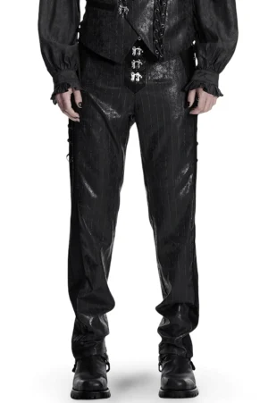 Schwarze Pinstripe-Lederhose mit Rissen, Vorderansicht auf männlichem Modell mit Metallkrallenverschlüssen und seitlichen Schnürpaneelen, Gothic Steampunk Stil