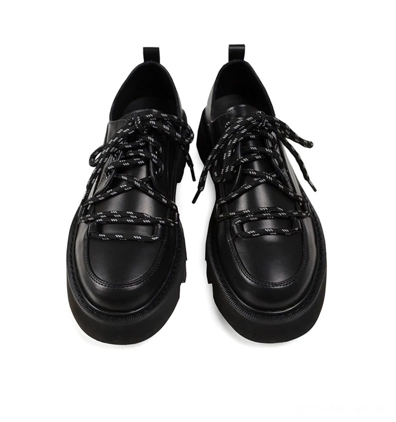Schwarze Platform Lederstiefel Derby Schuhe von oben flach liegend mit massiver Chunky Sohle und Schnürsenkelmuster – Oberseitenansicht Flat Lay