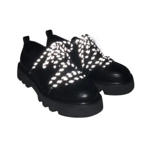 Herrenschuhe schwarze Flatform Laufschuhe mit Stern-förmigen reflektierenden geflochtenen Schnürsenkeln und industriellem Profil – Detail Nahaufnahme der Schnürsenkeln