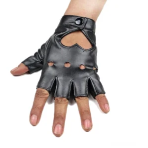 Schwarze PU-Leder Fingerlose Handschuhe mit perforierten Lochmustern und Herzdesign in Nahaufnahme an einer Hand getragen
