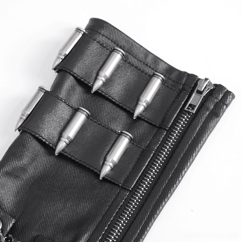 Nahaufnahme Seitenansicht Punk Handschuh dekoratives Detail mit silbernen bullet-förmigen Metallverzierungen und schwarzer Kunstleder-Textur mit Reißverschluss