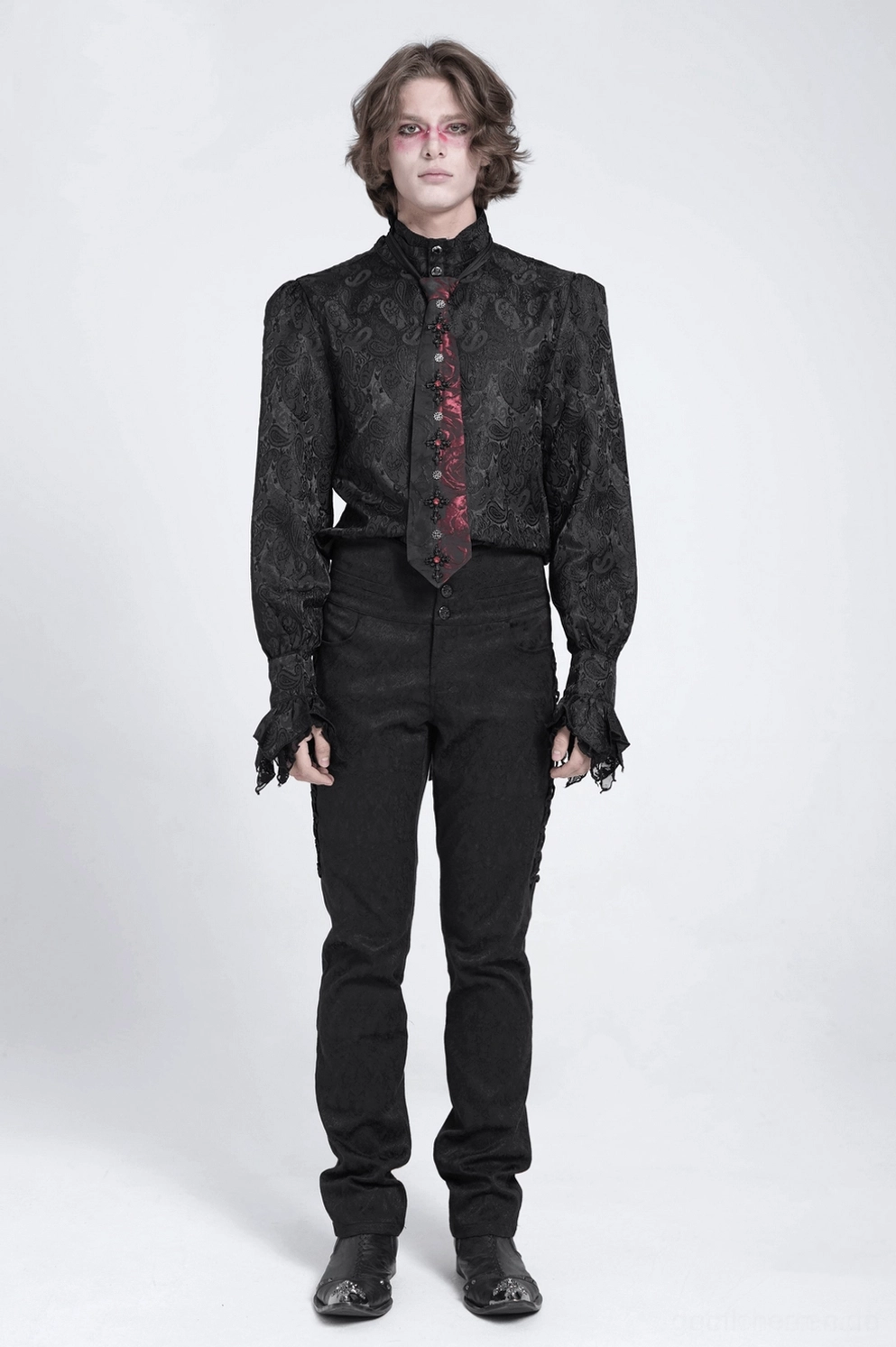 Schwarze und rote Gothic Krawatte mit Kristallkreuz auf männlichem Model, Drei-Viertel-Ansicht zeigt formelle Alternative Fashion Styling mit dunklem Make-up