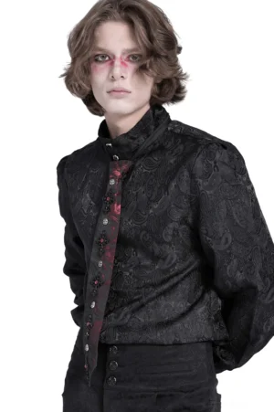 Gothic Krawatte mit Kristallkreuz, gestylt mit schwarzem Jacquard-Hemd auf männlichem Model mit gotischem Make-up, Seitenansicht des kompletten Outfits