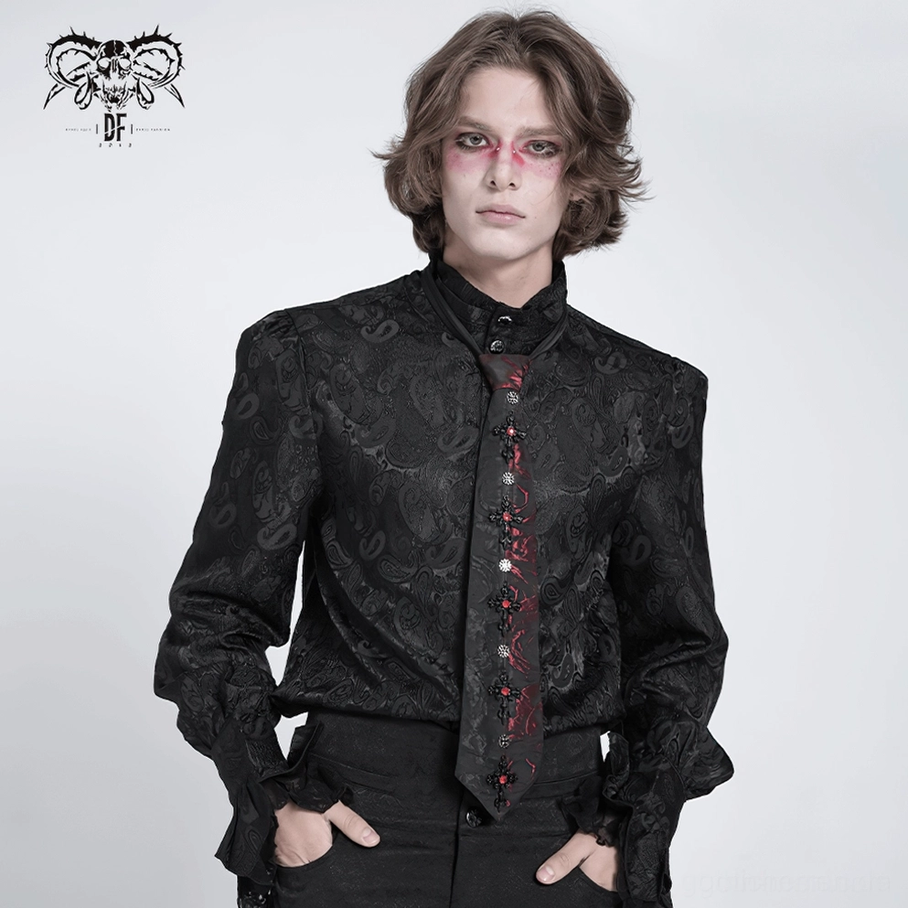Männliches Model in Vollkörperansicht trägt schwarze-rote Gothic Krawatte mit Kristallkreuz mit tailiertem alternativen Styling auf weißem Hintergrund