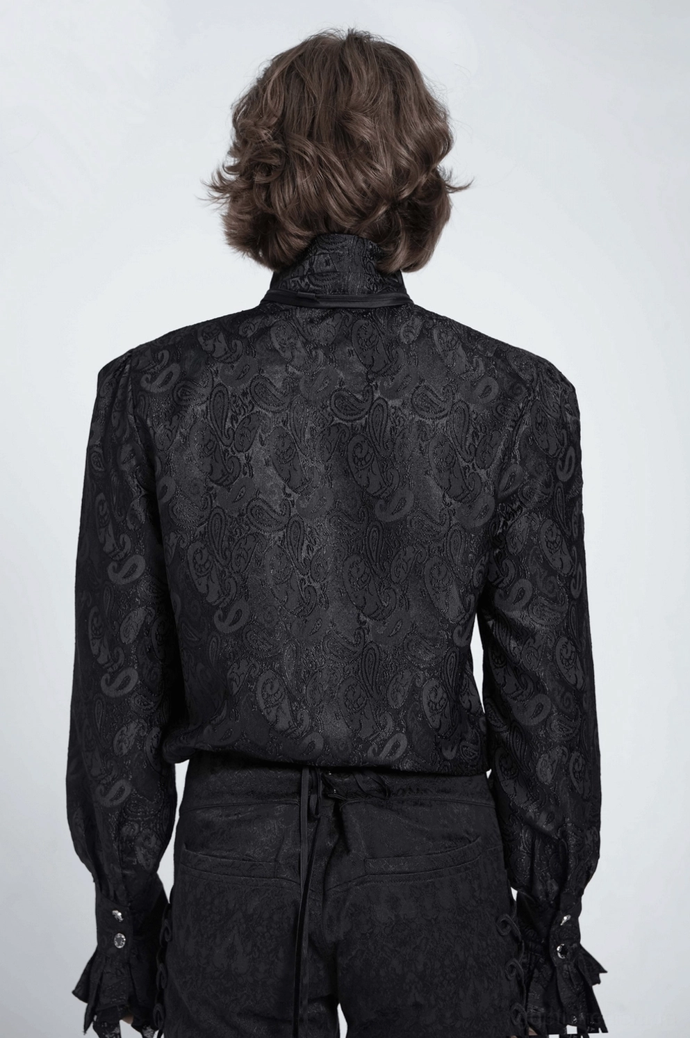 Schwarze-rote florale Gothic Krawatte Detail-Shot betont Kristall-Verzierungen und intrikates Jacquard-Muster mit hoher Auflösung Textur-Ansicht