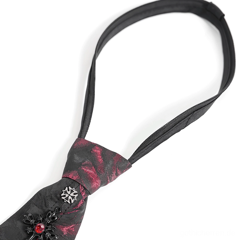 Nahaufnahme Flach-Shooting der schwarzen und roten floralen Gothic Krawatte zeigt Rosen-Jacquard-Gewebe, schwarzes Kreuz mit rotem Edelstein-Zentrum und silberne Nieten-Details