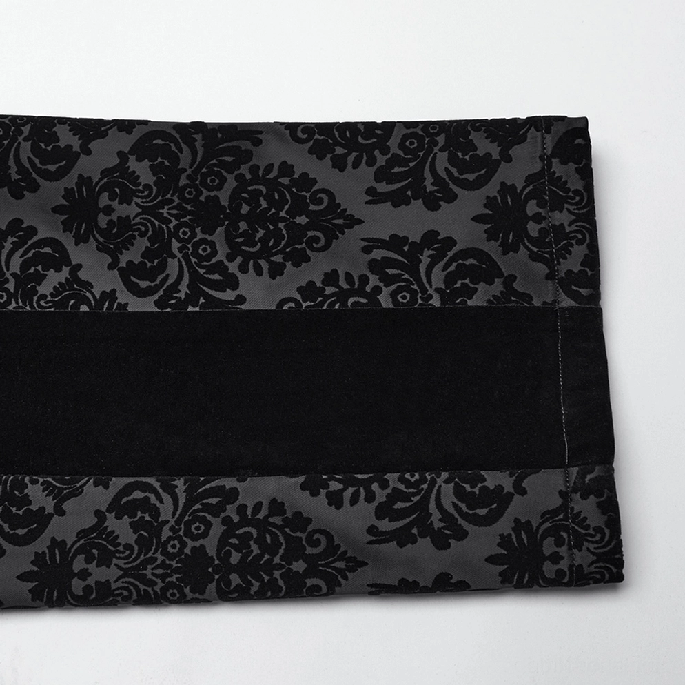 Schwarze Samt-Gothic-Anzughose Detailansicht zeigt strukturiertes Damast-Flockierungs-Texturrelief und verfeinerte Beinverarbeitung