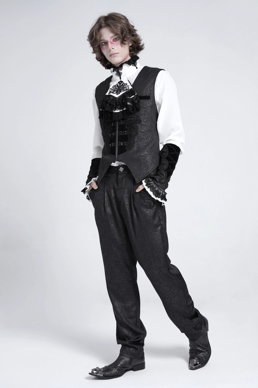 Schwarze Samtarmschuhe Gothic mit Barock-Schnürungsdesign, Spitzenrüschen und vollständigem verstellbarem Schnürsystem-Detail auf weißem Studio-Hintergrund