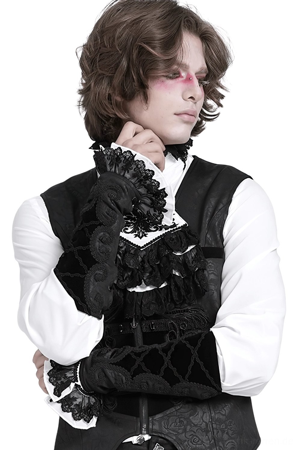 Schwarze Samthandschuhe Gothic mit Barock-Schnürung und Spitzenrüschen, getragen von männlichem Model mit dramatischem Goth-Make-up, dreiviertelseitige Ansicht mit raffiniertem Spitzensaum und gestickten Barock-Details im Studio
