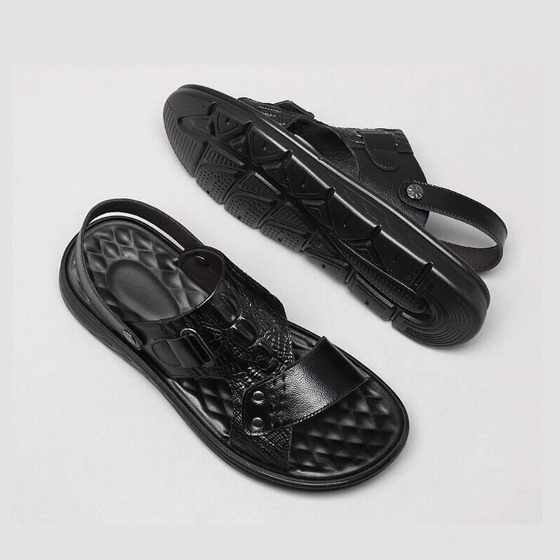 Schwarze echte Ledersandalen Flachlage zeigt Profilsohle und verstellbares Schnallensystem mit robustem TPU-Design für alternative Gothic-Mode