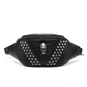 Schwarze Schädel-Nietenguerteltasche Gothic Crossbody Flachlegung Vorderansicht mit Pyramiden-Metallnieten und Schädel-Ornament-Details im Punk-Stil