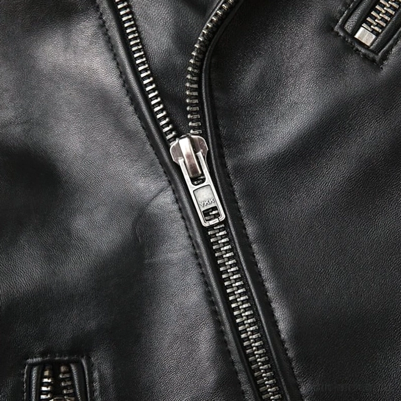 Schwarze Schafsleder Gothic Motorradjacke Slim Fit Gesamtansicht elegantes minimalistisches Design