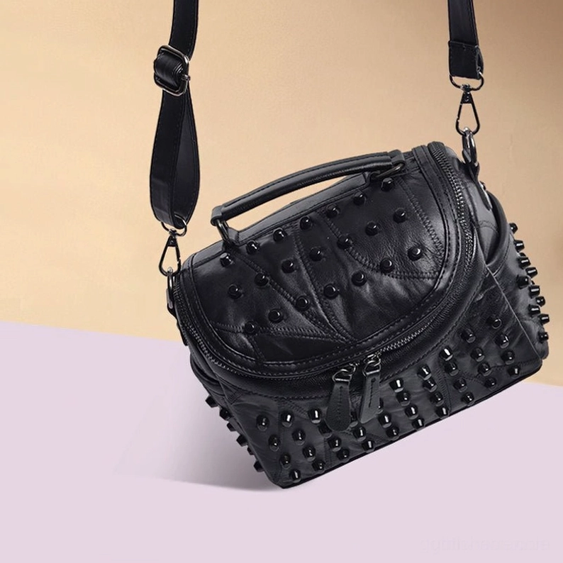 Schwarze Schafsleder Gothic Messenger Bag Premium-Material Feature, zeigt echtes Schafsleder-Textur, Metallnietenverzierung und hochwertige Verarbeitung