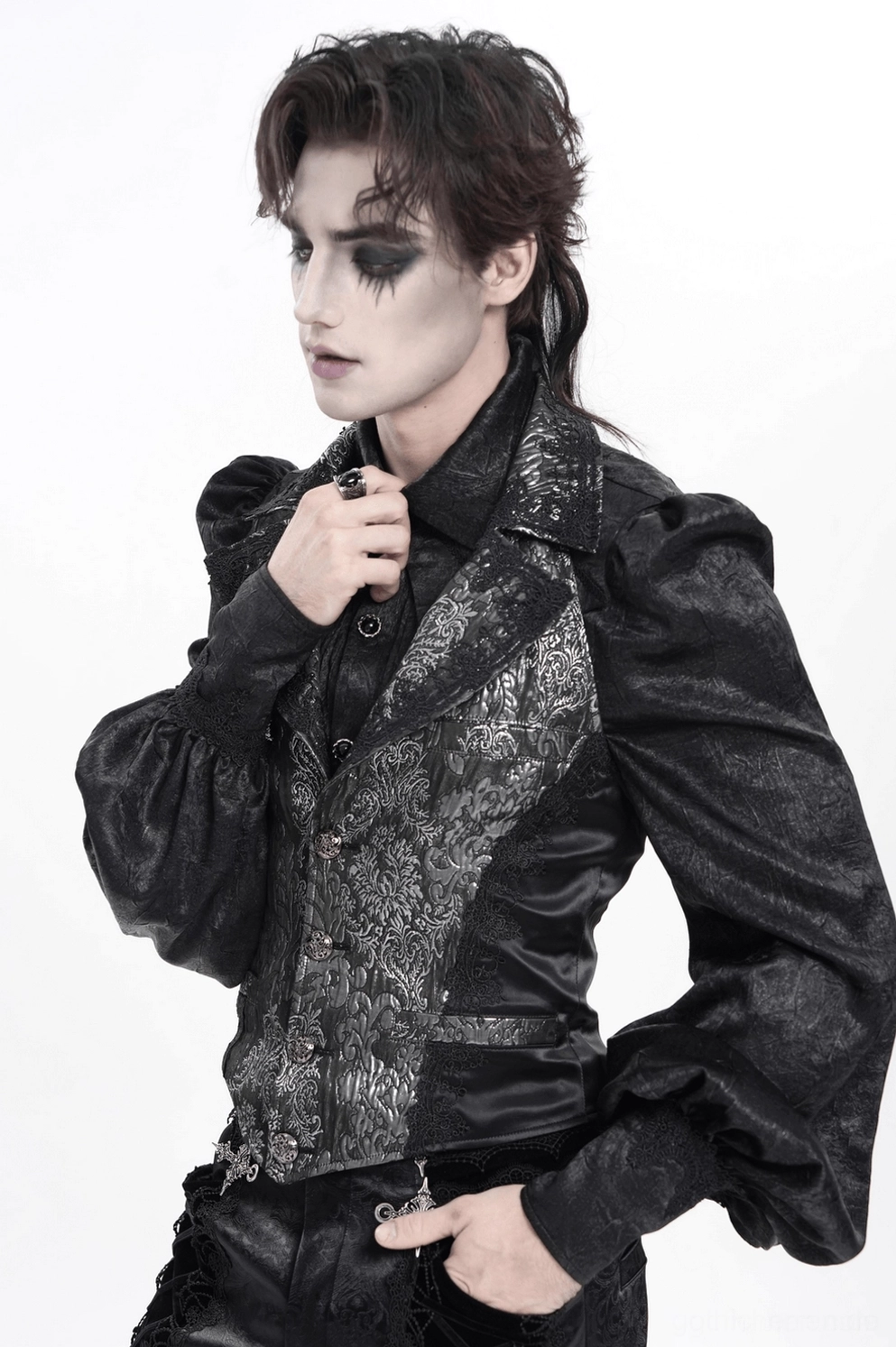 Schwarze silberne Gothic-Anzugweste getragenes Styling volle Länge Outfit-Demonstration mit Dark-Clothing-Komplementen - Tragebeispiel
