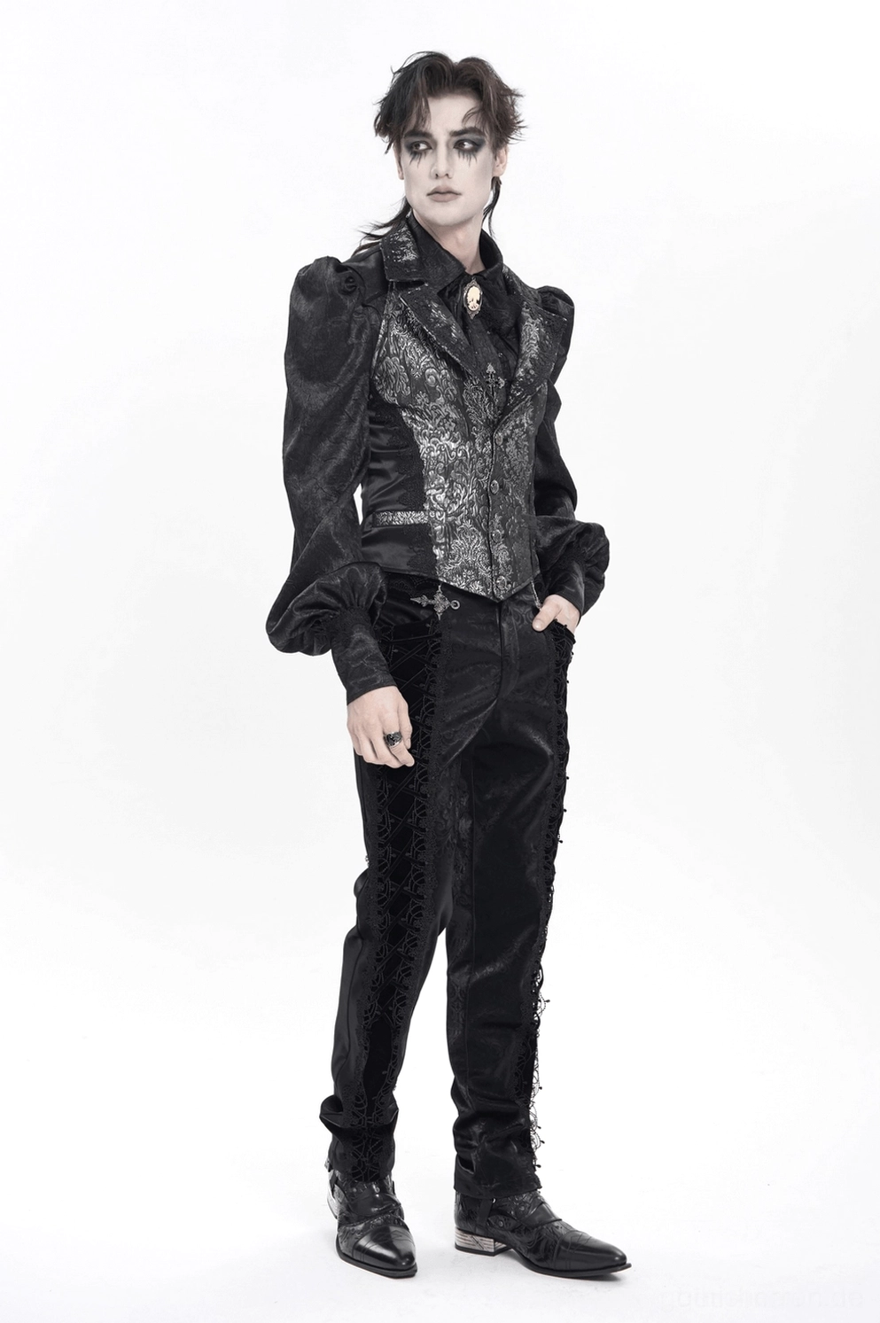 Schwarze silberne Gothic-Anzugweste komplettes Outfit-Styling Dark-Romantic-Vampir-Ästhetik volle Länge dramatische Präsentation