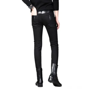 Rückansicht der schwarzen Slim-Fit-Biker-Trousers – Gothic-Patchwork-Hose mit Kunstledertaillenbund und Gesäßtaschen-Details für authentische Subkultur-Ästhetik