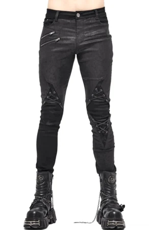 Schwarze Slim-Fit-Gothic-Jeans Vorderansicht auf männlichem Model mit charakteristischer Knie-Schnürung, dualen Industrial-Reißverschlusstaschen, schwarzen Ketten-Plattformstiefeln und tailiertem Schnitt für authentischen Gothic-Punk-Stil
