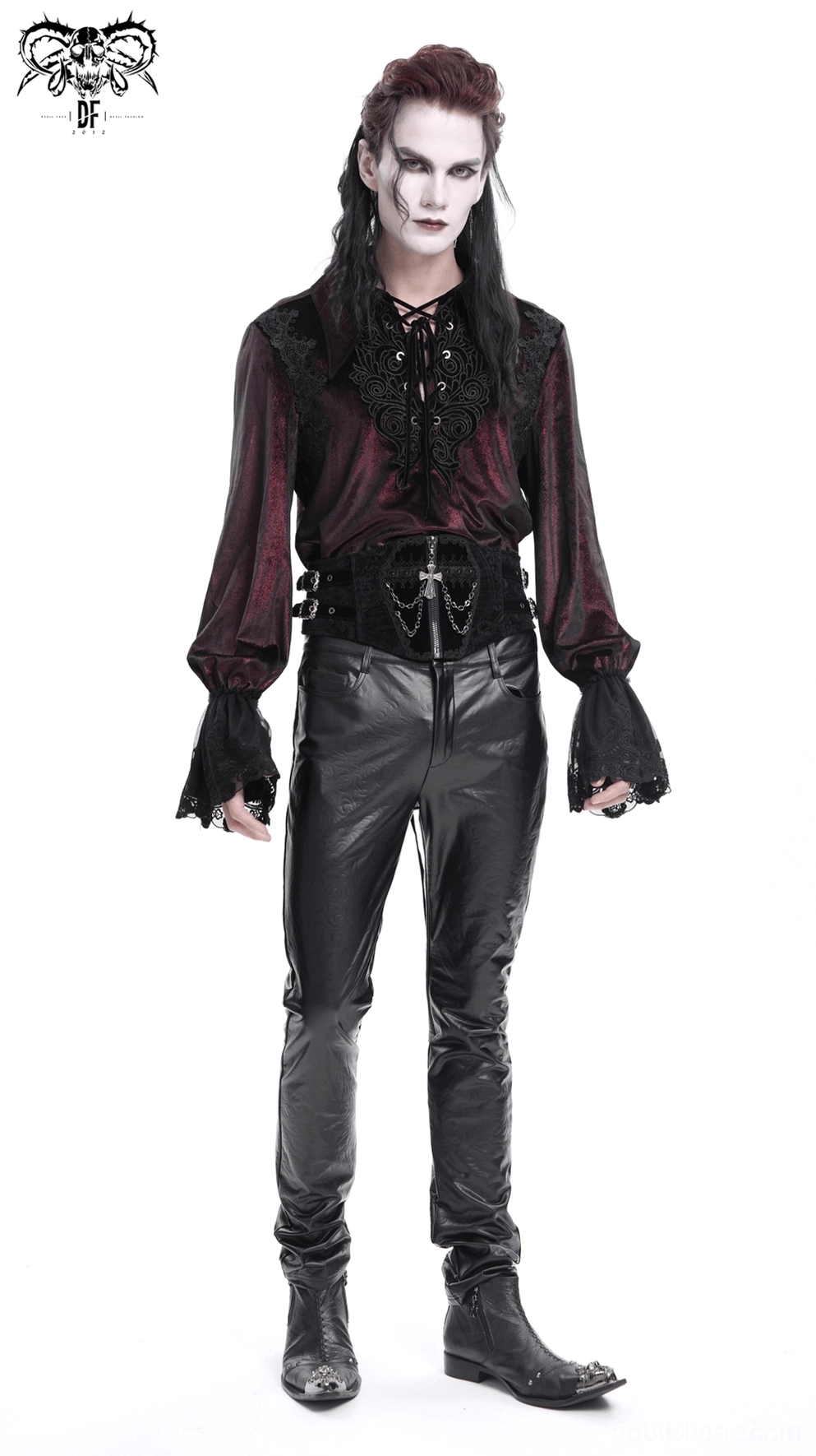 Schwarze Slim-Fit Kunstlederhose Detail mit Taschenstoffnaehten und glänzender synthetischer Leder Oberflächenstruktur