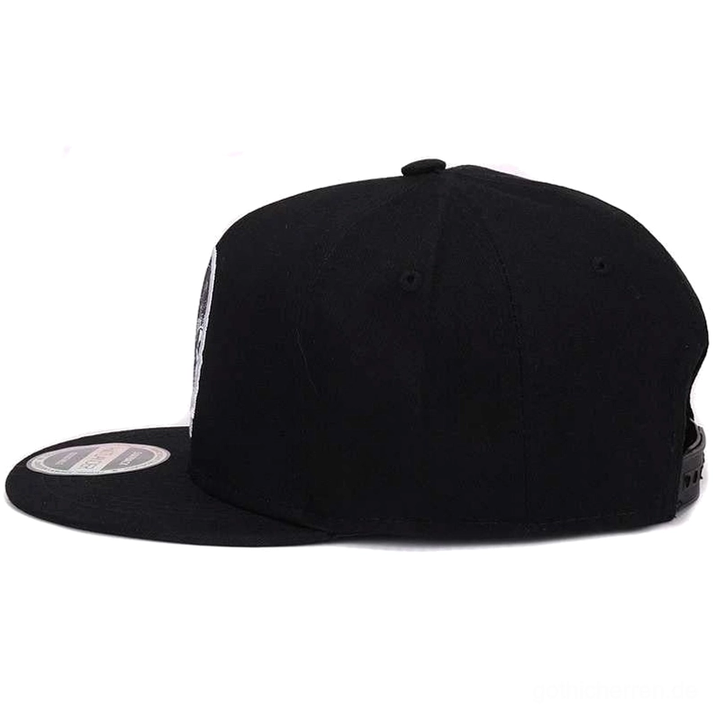 Schwarze Snapback Cap mit verstellbarem Kunststoff Druck-Verschluss und flacher Krempe, Seiten-Rück-Ansicht zeigt die Schädel-Details und die strukturierte Cap-Konstruktion