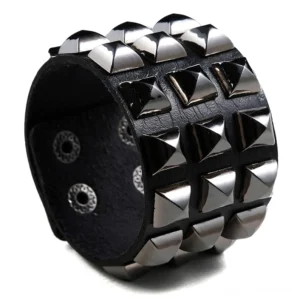 Schwarze Ledermanschette mit Pyramidennieten Gothic Spike Armband Seitenansicht silberne Nieten Schnappverschluss