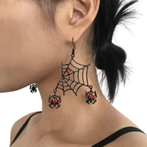 Schwarze Spinnen-Ohrringe mit roten Rhinestones an Model getragen, Nahaufnahme Seitenansicht zeigt Gothic-Schmuck-Details und Spinnennetz-Design