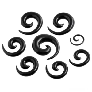 Schwarze Spiral-Ohrringe Gothic Ear Gauges Kollektion Flatlay mehrere Größen hochglanzpoliert Acryl Schmuck