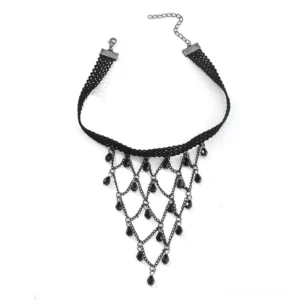 Schwarze Spitzen-Gothic-Choker-Halskette mit Tropfen-Perlen Flat-Lay-Ansicht, zeigt gewebtes Spitzenband und Gitterketten-Design auf weißem Hintergrund, seitliche Perspektive mit verstellbarer Verlängerungskette
