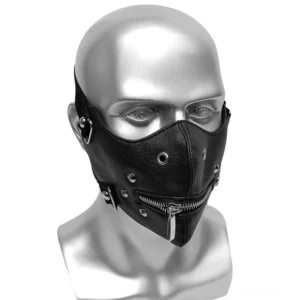 Schwarze Steampunk-Gothic-Ledermaske mit Metallnieten und funktionalem Reißverschluss Frontansicht auf Mannequin-Kopf