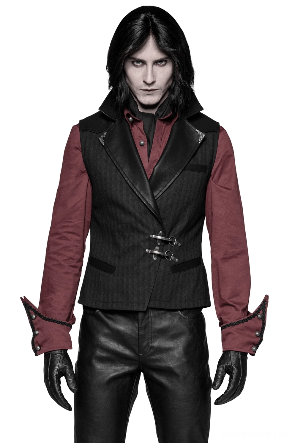 Schwarze Streifenweste mit PU-Leder und antiken Bronze-Verschlüssen auf männlichem Modell – Gothic Steampunk Anzugweste Vorderansicht mit burgundy Hemd und Lederhose