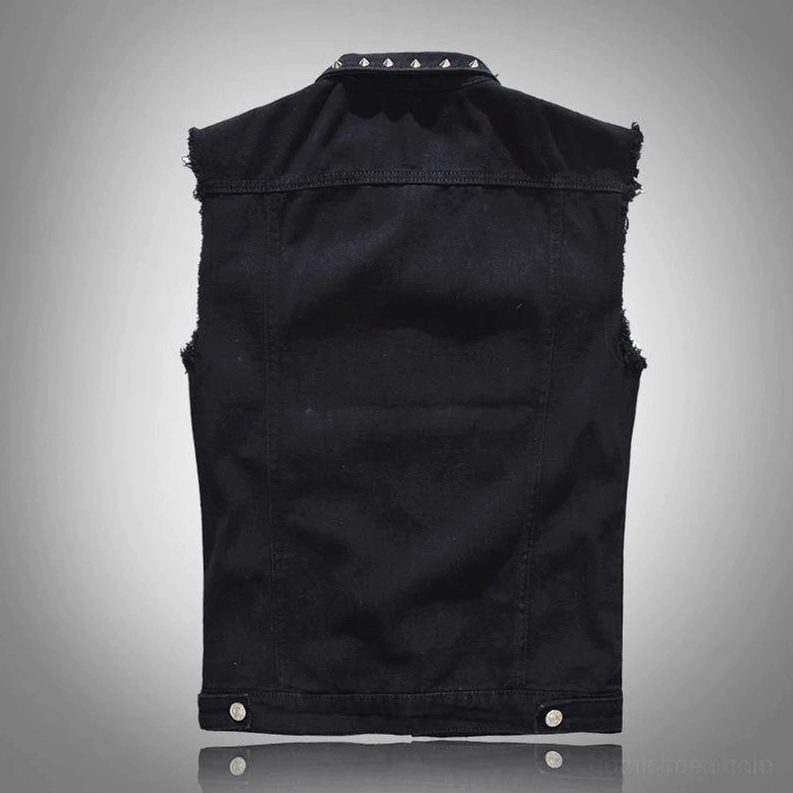 Schwarze Studded Denim Weste für Herren in Styling-Ansicht, ärmellose Waistcoat-Alternative, gotischer Fashion-Look, Industrial-Silhouette, Outfit-Präsentation