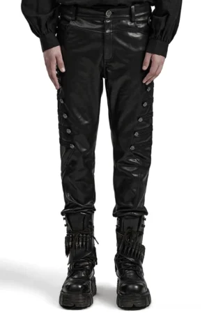 Schwarze studded side-button slim-fit gothic lederhose herrenmode frontansicht auf männlichem modell, moderne rebellische silhouette mit oberschenkel-knopfdetails und premium pu-leder