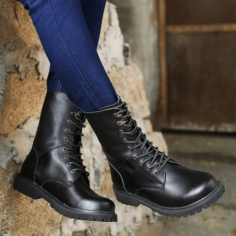 Schwarze Tactical Mid-Calf Stiefel Volllängenansicht, Mid-Calf-Silhouette mit Kuh-Wildleder-Futter und aggressivem Stollen-Gummiprofil für Alltagstragekomfort