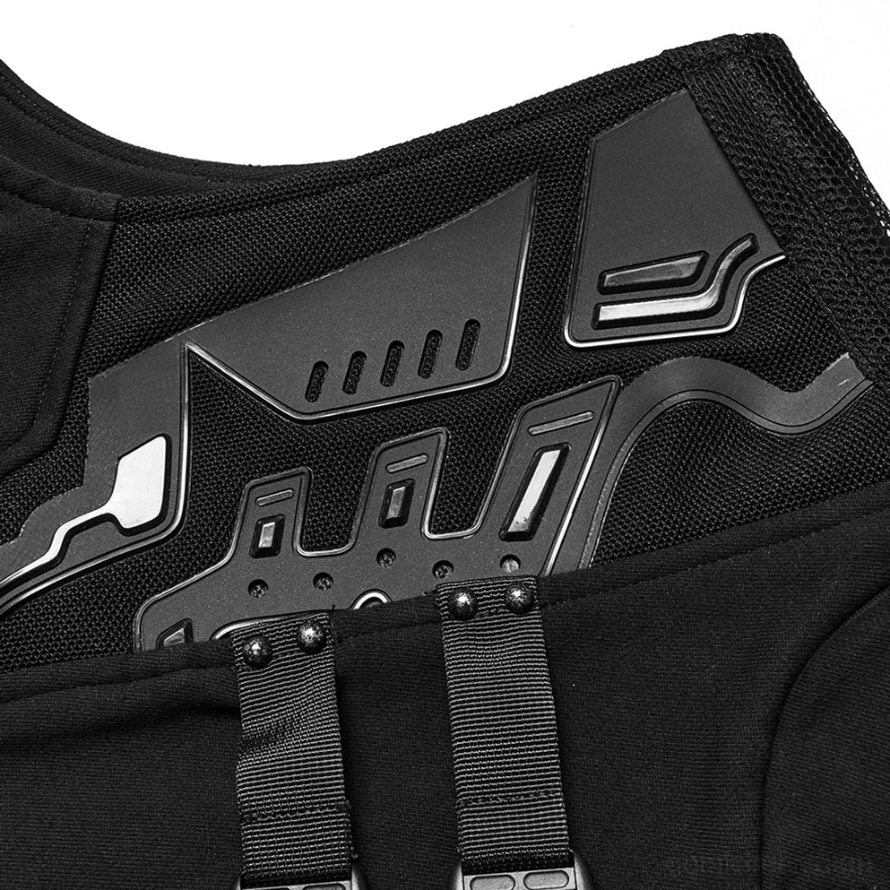 Schwarzes Gummirüstungspanel auf Schulter Makro-Nahaufnahme mit Webbändern und Metallnieten - Cyberpunk Gothic