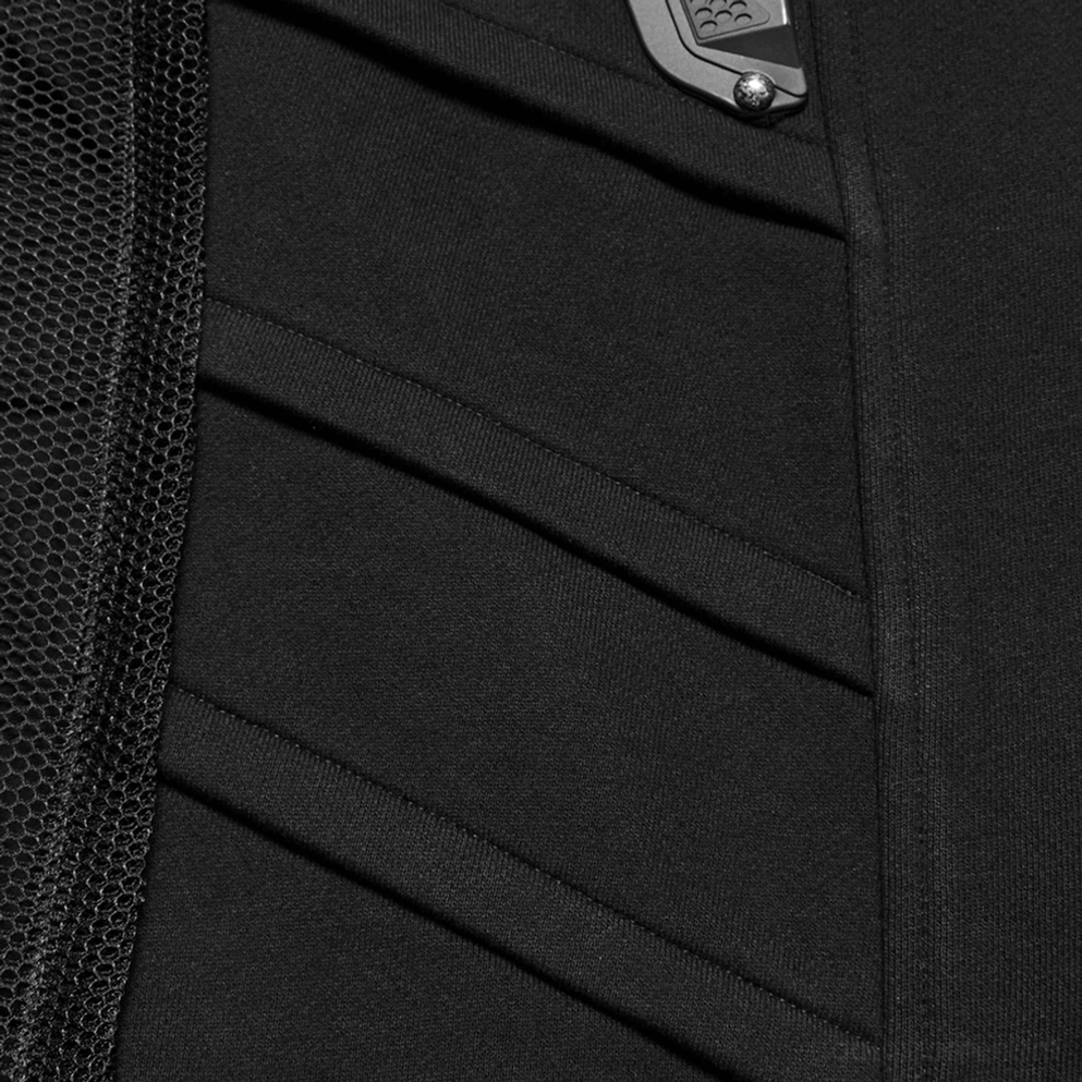 Makrodetail schwarze Tactical-Weste Seitennähte mit Mesh-Fabric-Panelen und Steppnähten - Handwerk
