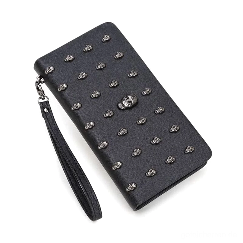 Schwarze Totenkopf-Geldbörse mit Silber-Nieten Schrägansicht – hochwertiges schwarzes PU-Leder Gothic Handtasche mit detaillierten Totenkopf-Ornamenten und abnehmbar Handgelenkband