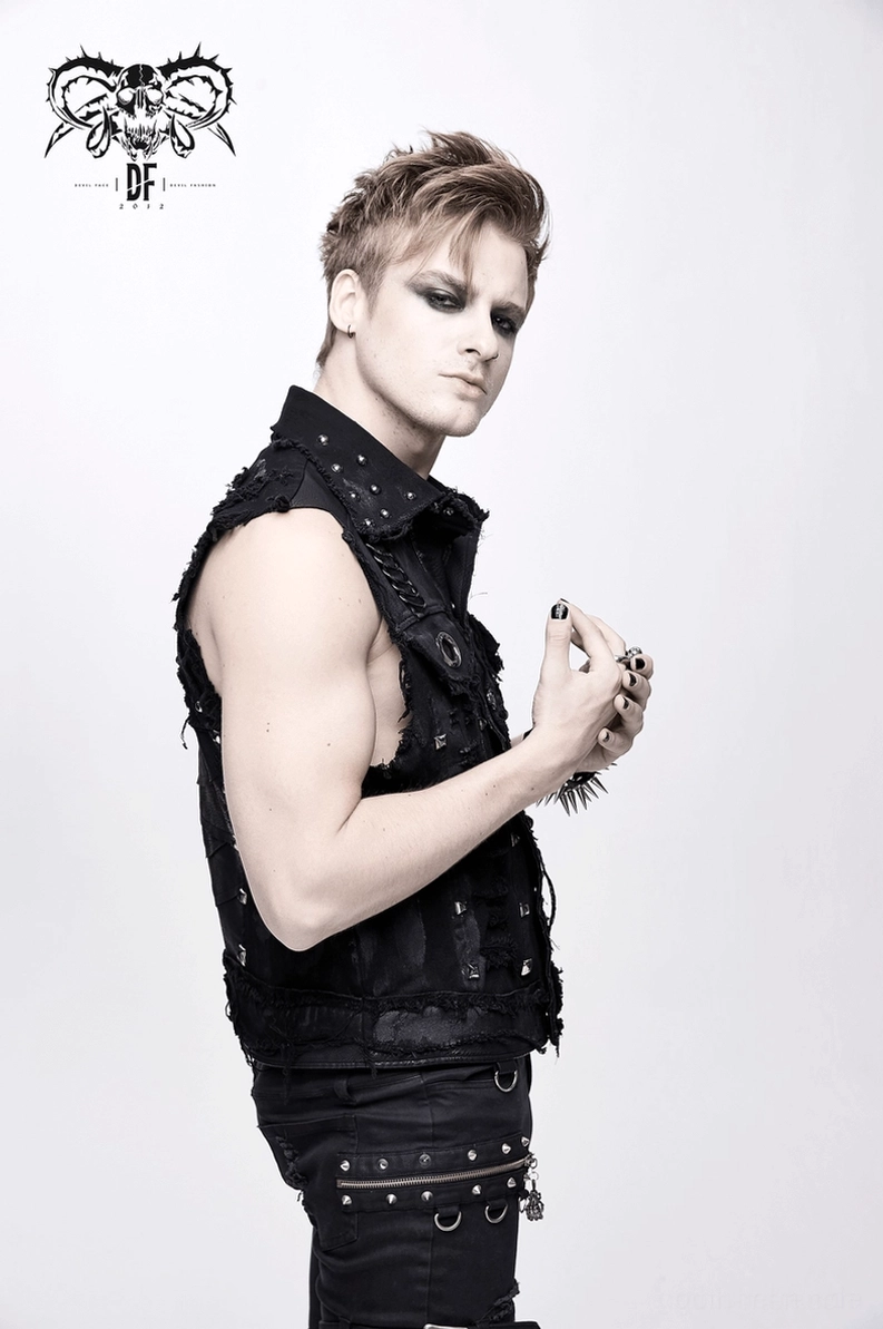 Vollständige Styling Ansicht schwarze Totenkopf Print Gothic Weste zeigt alternative Fashion Ästhetik und Trageoptionen Komplettlook