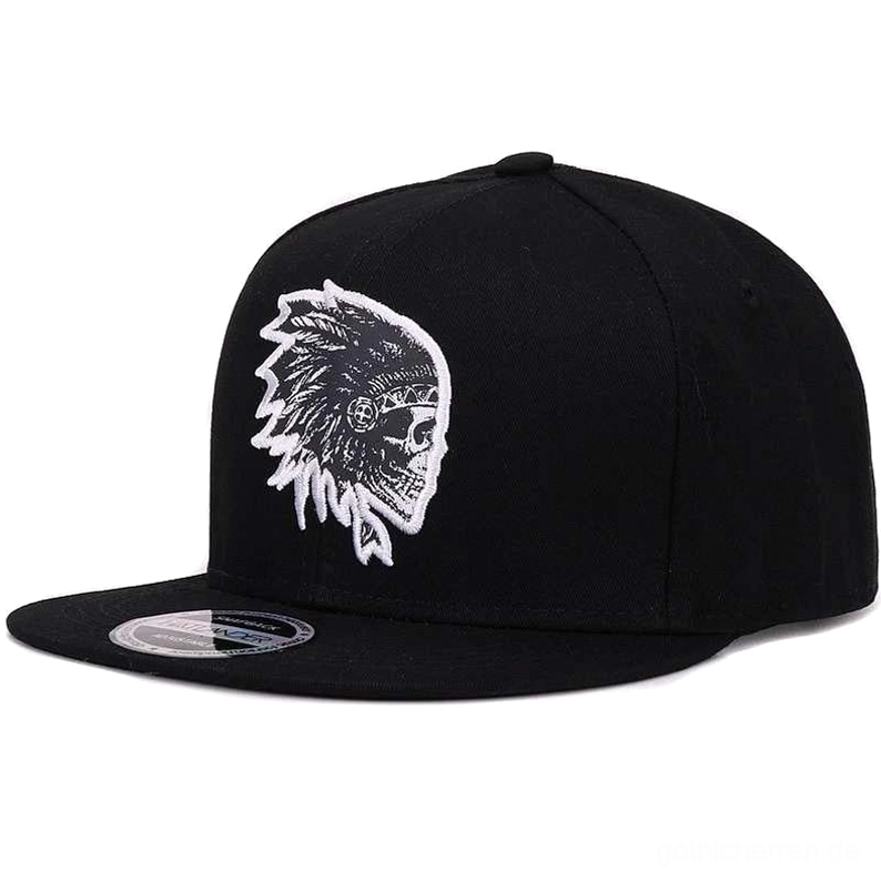 Schwarze Baumwoll Snapback Cap mit weißer bestickter Totenkopf Logo, Vorder-Drei-Viertel Ansicht zeigt die flache Krempe Struktur und präzise Stickerei-Details der Gothic Kappe