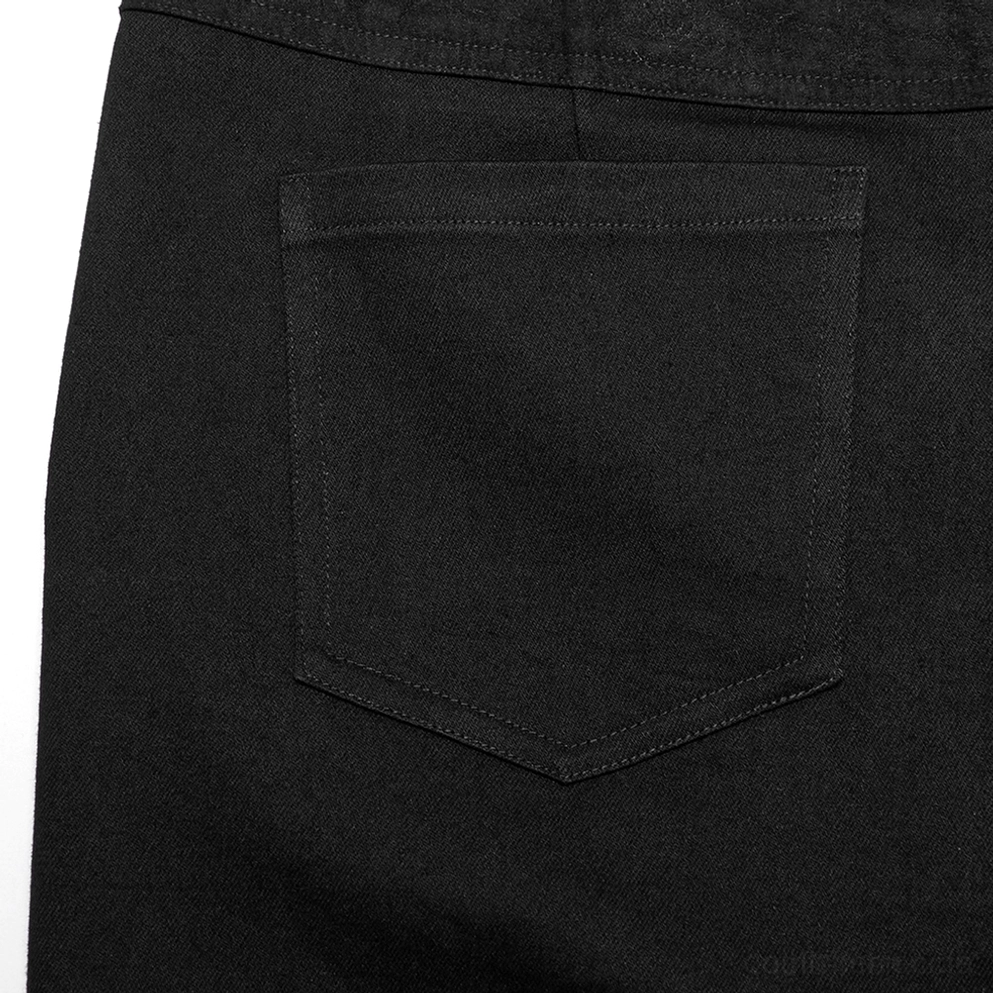 Nahaufnahme-Textur der schwarzen Twill-Denim-Stoff mit Gesäßtaschen-Detail und subtlem Logo-Druck in der Taschenecke, Studioaufnahme