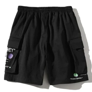 Schwarze Utility-Shorts mit bedruckten Taschen und Zugkordel-Bund – vollständige Frontalansicht Studio Flat-Lay