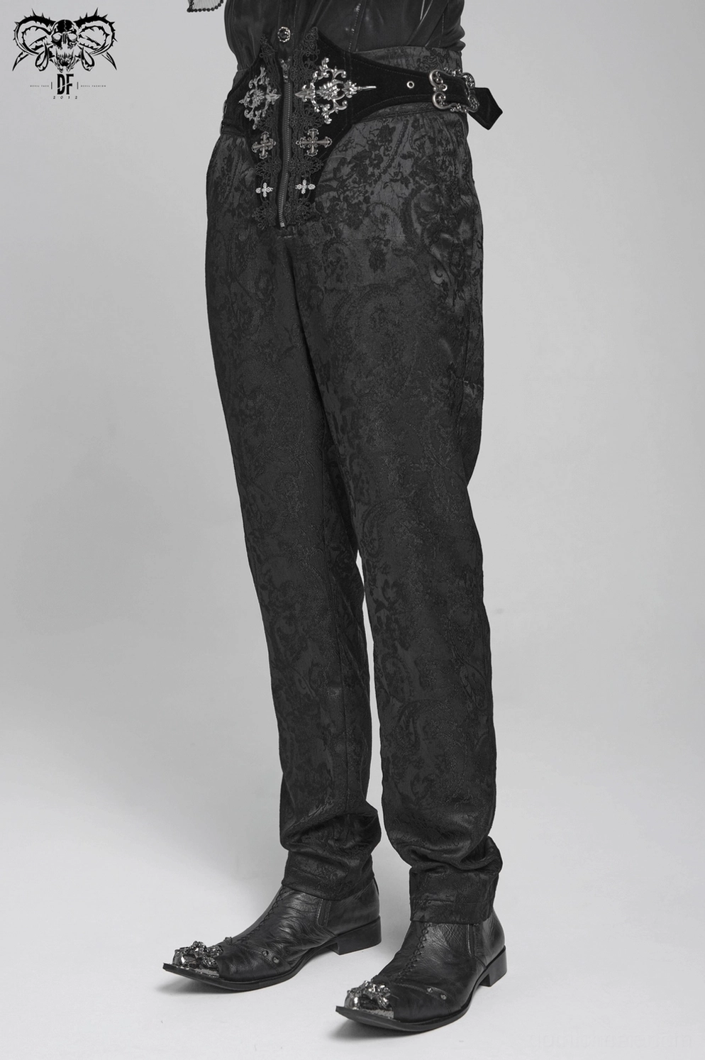 Mann trägt schwarze viktorianische Gothic Cargohose mit Schnürtaille, alternative Vordertotalansicht im Studio