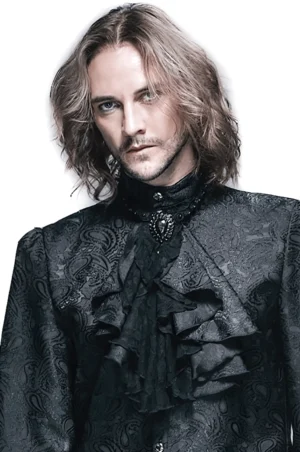 Männliches Model mit langen dunklen Haaren trägt schwarze viktorianische Gothic Jabot mit Edelstein-Brosche, Frontalansicht Studio-Porträt